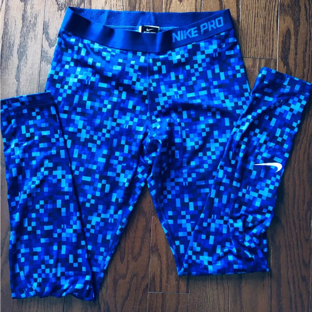 Women’s Nike Pro Leggings with ultra thin fleece feel inside. Full length.